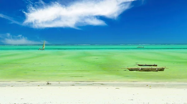 美しい熱帯の夢のような空のビーチの風景 明るい白い砂 緑のターコイズブルーの水 澄んだ青い水平線の空 白い雲 Paje Zanzibar — ストック写真