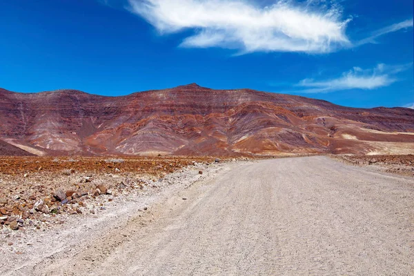 Camino Tierra Árido Árido Paisaje Seco Montañas Rojas Cielo Azul —  Fotos de Stock