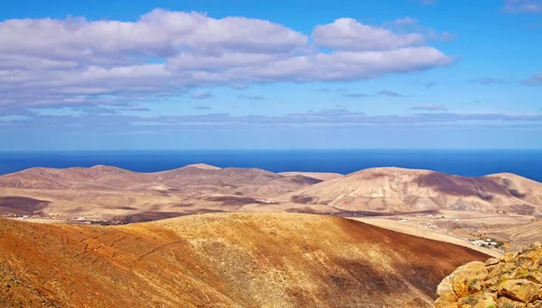 美丽的超现实海岸景观 干旱的光秃秃的高山 朦胧的海洋 蓝天云彩 贝当古里亚 蒙大拿州阿塔拉雅 弗尔特文图拉 — 图库照片