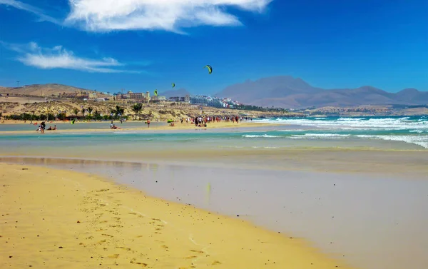 美丽的泻湖 有风筝冲浪者 Costa Calma村 干燥的山丘 Playa Sotavento和Esmeralda South Fuerteventura — 图库照片