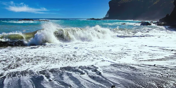 Hermosa Bahía Arena Lava Negra Aislada Rocas Grandes Olas Fuertes — Foto de Stock