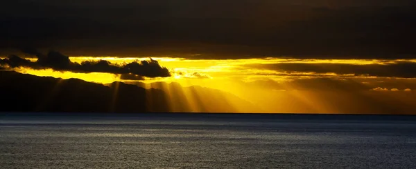 美しい大気の空 穏やかな大西洋の海の上の黄色のオレンジ色の夕日 成層圏の嵐の雲を突破する太陽 太陽の光 カナリア諸島 テネリフェ島 — ストック写真