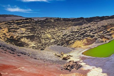 Güzel tenha lagün vadisi, kırmızı kayalar, koyu yeşil göl (Lago verde), siyah lav kumu, etkileyici engebeli dik uçurumlar - El Golfo, Lanzarote