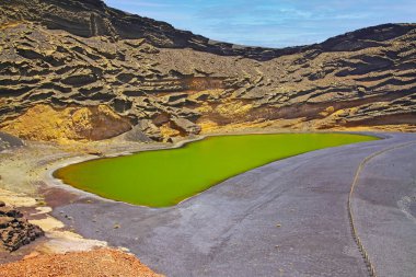 Güzel tenha lagün vadisi, kırmızı kayalar, koyu yeşil göl (Lago verde), siyah lav kumu, etkileyici engebeli dik uçurumlar - El Golfo, Lanzarote