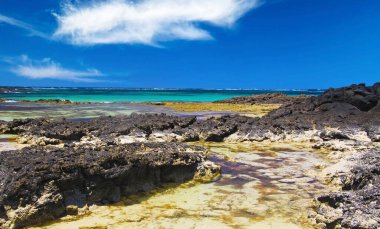 El Cotillo - Faro del Toston: Güzel plaj, siyah volkanik kayalar ve turkuaz okyanus ufku arasındaki doğal havuzlar açık mavi gökyüzüne karşı kuzey Fuerteventura