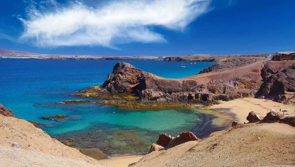 Prachtig Kustlandschap Afgelegen Blauwe Turquoise Lagune Wit Zandstrand Dramatische Rode — Stockfoto