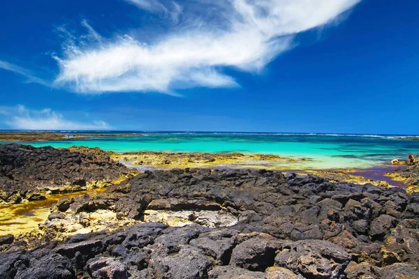 El Cotillo - Faro del Toston: Güzel plaj, siyah volkanik kayalar ve turkuaz okyanus ufku arasındaki doğal havuzlar açık mavi gökyüzüne karşı kuzey Fuerteventura