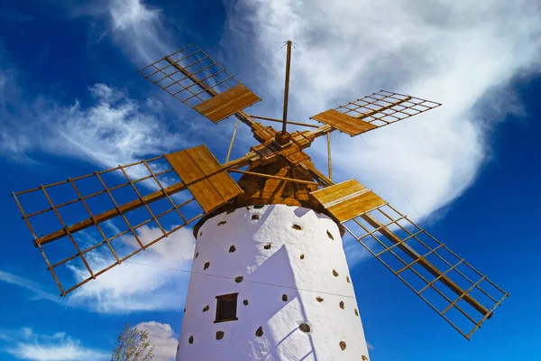 Eine Wunderschöne Isolierte Alte Weiße Steinwindmühle Braune Holzflügel Vor Blauem — Stockfoto