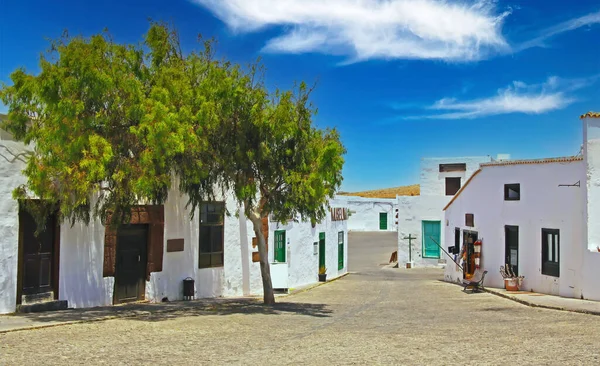 Landelijk Rustig Stadsplein Heldere Witte Huizen Blauwe Zomerhemel Teguise Lanzarote — Stockfoto