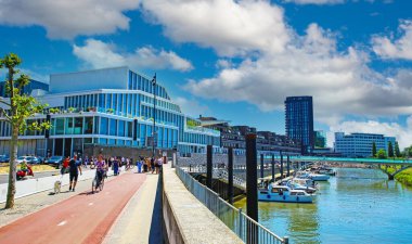 Venlo, Hollanda - 9 Haziran. 2021: Hollanda modern şehri, iç yat limanı, köprü, nehir kenarı gezinti alanı ufuk çizgisi üzerinde cadde ve bisiklet yolu