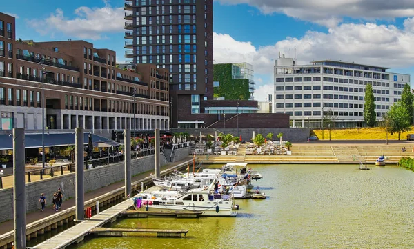 Hollanda kenti iç yat limanı, modern mimari binalar, Maas nehir kenarı gezinti alanı - Venlo, Hollanda