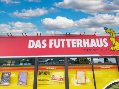 Erkelenz, Almanya - 9 Haziran. 2022: Alman evcil hayvan dükkanının logosu Futterhaus 'un önünde görülüyor
