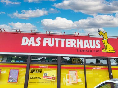 Erkelenz, Almanya - 9 Haziran. 2022: Alman evcil hayvan dükkanının logosu Futterhaus 'un önünde görülüyor