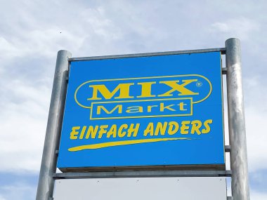 Erkelenz, Almanya - 9 Haziran. 2022: Süpermarket zinciri Mix Markt 'ın logo harfleriyle imzanın yakınlaştırılması