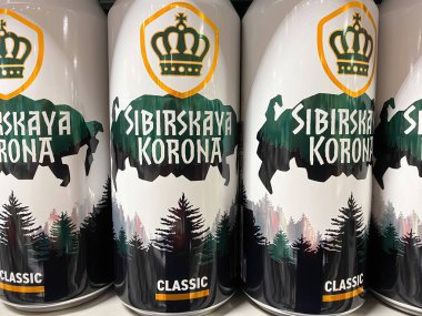 Erkelenz, Almanya - 9 Haziran. 2022: Alman süpermarketlerinin raflarında Rus Sibirskaya Korona bira kutularına yakın çekim