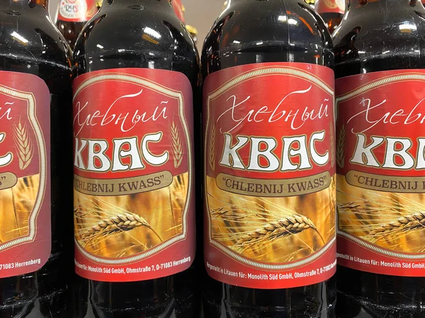 Erkelenz, Almanya - 9 Haziran. 2022: Malt bira şişelerinin yakınlaştırılması Alman süpermarketlerinin raflarında Rus usulü Chlebnij kotları