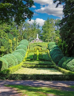 Yazın eski güzel manastır bahçesi parkı, tepenin üzerindeki İsa heykelinin kutsal kalbi, Boxwood çitleri Latin Hıristiyan haçı - Steyl (Venlo Tegelen), Hollanda