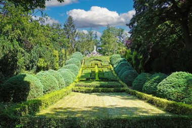 Yazın eski güzel manastır bahçesi parkı, tepenin üzerindeki İsa heykelinin kutsal kalbi, Boxwood çitleri Latin Hıristiyan haçı - Steyl (Venlo Tegelen), Hollanda