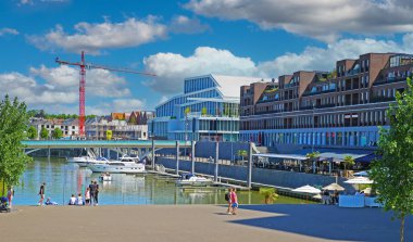 Venlo, Hollanda - 9 Temmuz. 2022: Yazın kıyı şeridi kafeleri ve restoranları olan modern Hollanda şehir limanına bakın