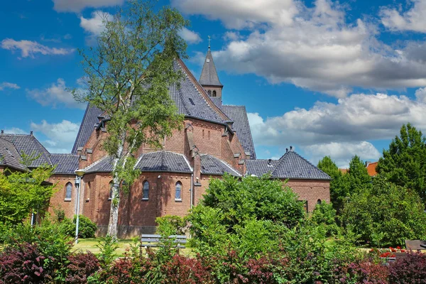 Piękny Neogotycki Średniowieczny Kościół Rocha Zielone Drzewa Ogrodowe Obecnie Używane — Zdjęcie stockowe