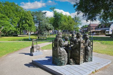 Nuenen (Eindhoven), Hollanda - 9 Temmuz. 2022: Patates yiyiciler Vincent van Gogh 'un resminden sonra bronz heykellerle dolu güzel bir Hollanda kasaba parkı