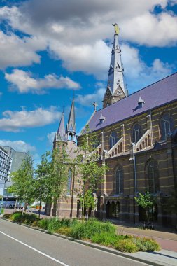 Eindhoven (Augustijnenkerk), Hollanda - 17 Temmuz. 2022: Ortaçağ Agustine Kilisesi, mavi yaz gökyüzü kabarık bulutları
