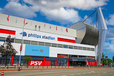 Eindhoven, Hollanda - 17 Temmuz. 2022: Modern Philips futbol stadyumunda sokak manzarası, mavi yaz gökyüzü