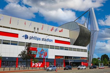 Eindhoven, Hollanda - 17 Temmuz. 2022: Modern Philips futbol stadyumunda sokak manzarası, mavi yaz gökyüzü