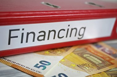 Sözcük finansmanı ve avro para banknotlarıyla izole edilmiş kırmızı dosya dizininin kapatılması