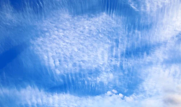 Güzel Issız Mavi Yaz Bulutları Rüzgarın Esişi Dalgalı Sirrokülüs Bulutları — Stok fotoğraf