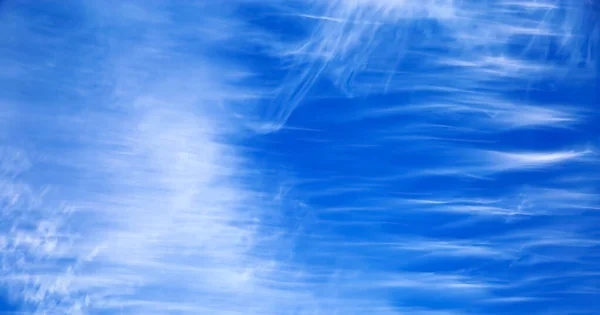 Elszigetelt Felhő Tiszta Kék Nyári Égbolttal Hullámzó Kimosott Csíkok Cirrus — Stock Fotó