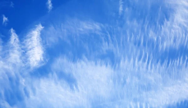 Zole Edilmiş Güzel Bulutlar Berrak Mavi Yaz Gökyüzü Değişik Şekillerin — Stok fotoğraf