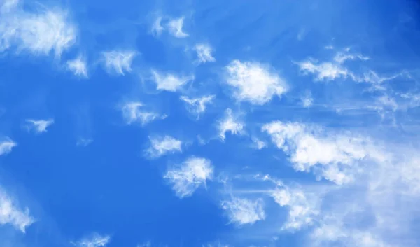 Mavi Berrak Yaz Gökyüzü Izole Bulutlar Parlak Beyaz Sirrus Akıntısı — Stok fotoğraf
