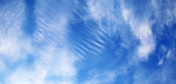 Güzel Berrak Berrak Bir Yaz Bulutu Farklı Şekillerde Bulutlar Sönmüş — Stok fotoğraf
