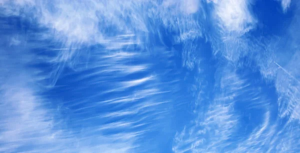 Güzel Berrak Berrak Bir Yaz Bulutu Farklı Şekillerde Bulutlar Sönmüş — Stok fotoğraf