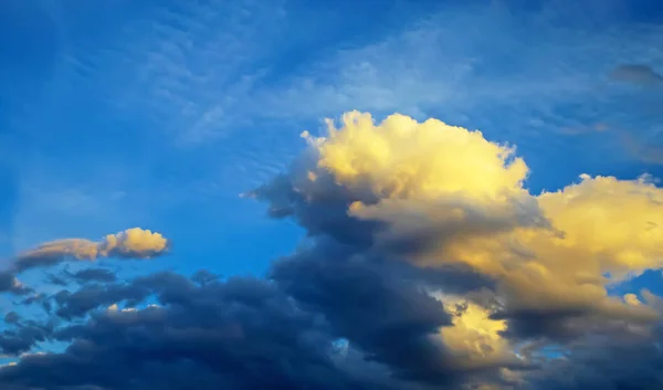 隔離されたふわふわの雲の背景 青い夏の空 白い高くそびえる積乱雲嵐雲 — ストック写真