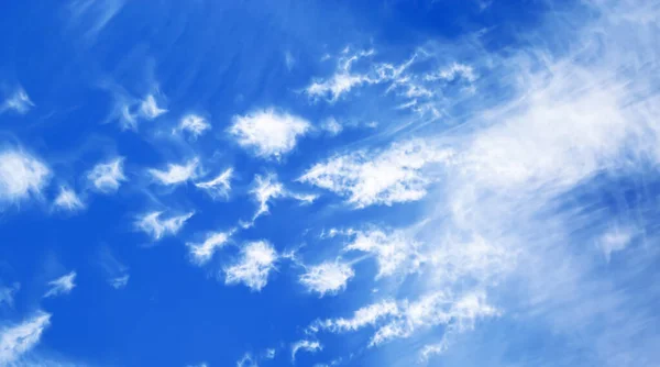 Mavi Berrak Yaz Gökyüzü Izole Bulutlar Parlak Beyaz Sirrus Akıntısı — Stok fotoğraf