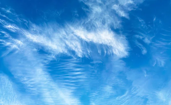 Elszigetelt Felhő Cirrus Cirrocumulus Felhőkkel Melyeket Elmosott Szél Tiszta Kék — Stock Fotó