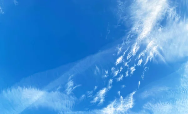 Sirrus Sirokümülüs Bulutlarıyla Issız Bir Yer Rüzgâr Tarafından Sürüklenmiş Açık — Stok fotoğraf