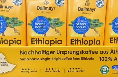 Viersen, Almanya - 9 Haziran. 2022: Sarı Dallmayr paketleri Etiyopya 'dan gelen sürdürülebilir Afrika kahvesi Alman süpermarketinin rafında.