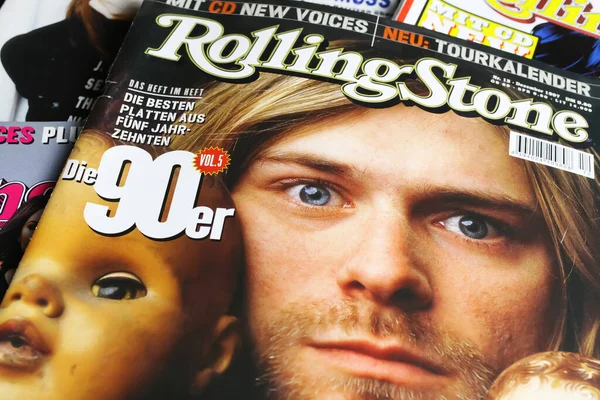 Viersen, Almanya - 9 Haziran. 2022: Nirvana şarkıcısı Kurt Cobain 'in 90' lardaki portresiyle Rolling Stone müzik dergisi kapağı