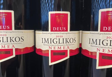 Viersen, Almanya - 9 Haziran. 2022: Yunan Deus Imiglikos 'un büyüyen bölgeden kırmızı şarap şişeleri