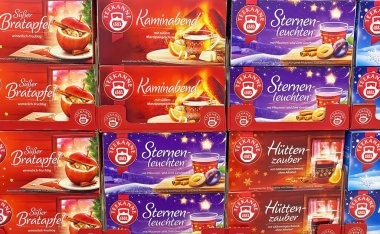 Viersen, Almanya - 9 Haziran. 2022: Alman süpermarketlerinin raflarında bulunan renkli kutular Teekanne özel noel baskısı
