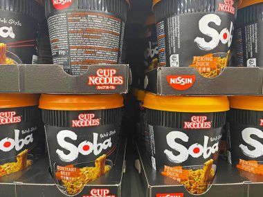 Viersen, Almanya - 9 Haziran. 2022: Alman süpermarketinin rafındaki Nissin Soba bardaklı eriştelere yakın çekim
