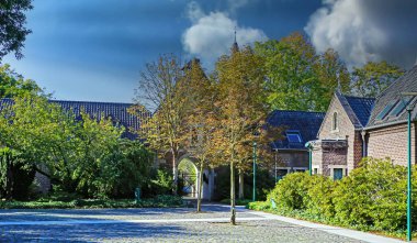 Sonbahar ışığında Alman şatosu avlusu - Neersen, Almanya