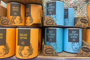 Viersen, Almanya - 9 Haziran. 2022: Konserve kutularının yakınlaştırılması Sadece Baharatlar marka baharat karışımı depolama rafında