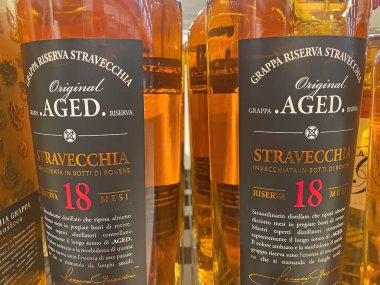 Viersen, Almanya - 9 Haziran. 2022: İtalyan Stravecchia şişelerinin kapatılması raftaki grappa riserva yıllandırması
