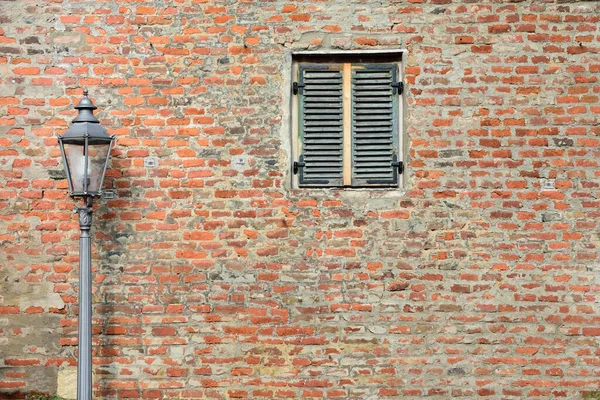 Zavřít Pozadí Cihlové Zdi Uzavřeným Oknem Lucernou Boku — Stock fotografie