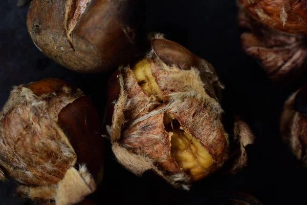 Primer Plano Castañas Asadas Frescas Para Comer Tumbado Una Sartén —  Fotos de Stock