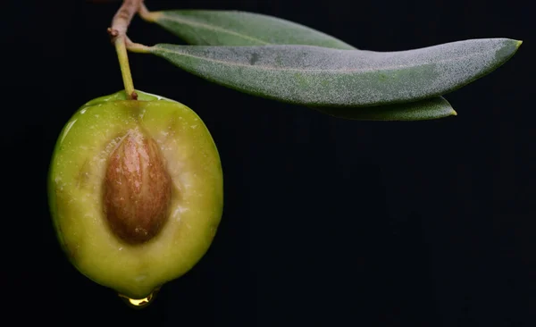 Közelkép Egy Zöld Olívaolajról Amelyet Félbevágtak Olívaolajból Csöpög Olívakővel Péppel — Stock Fotó
